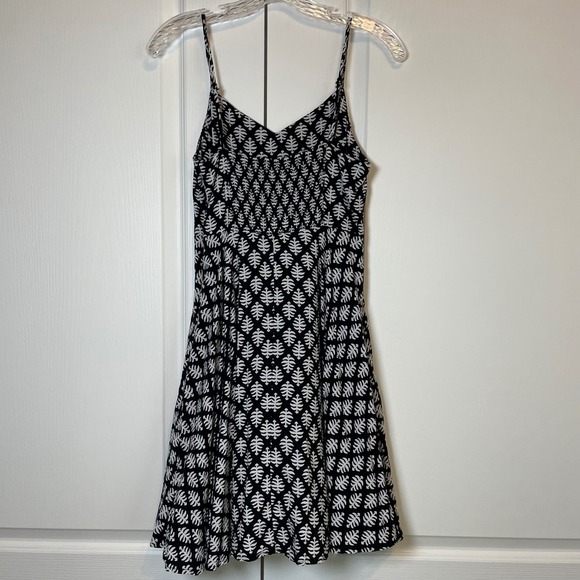 Old Navy Sundress Bundle Slip On Casual Summer Dresses Mini Black White Floral - Picture 7 of 15